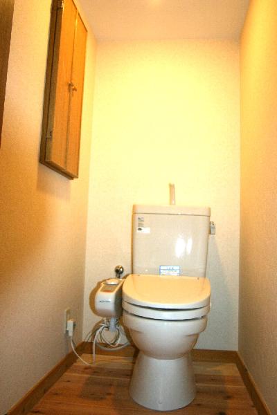 洋式トイレになったので立ち座りが非常に楽になりました。左壁には棚を埋め込みトイレットペーパーなどを収納しています。