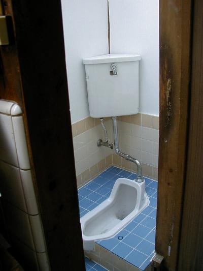 リフォーム前は周囲に余裕のない、普通の和式トイレでした。